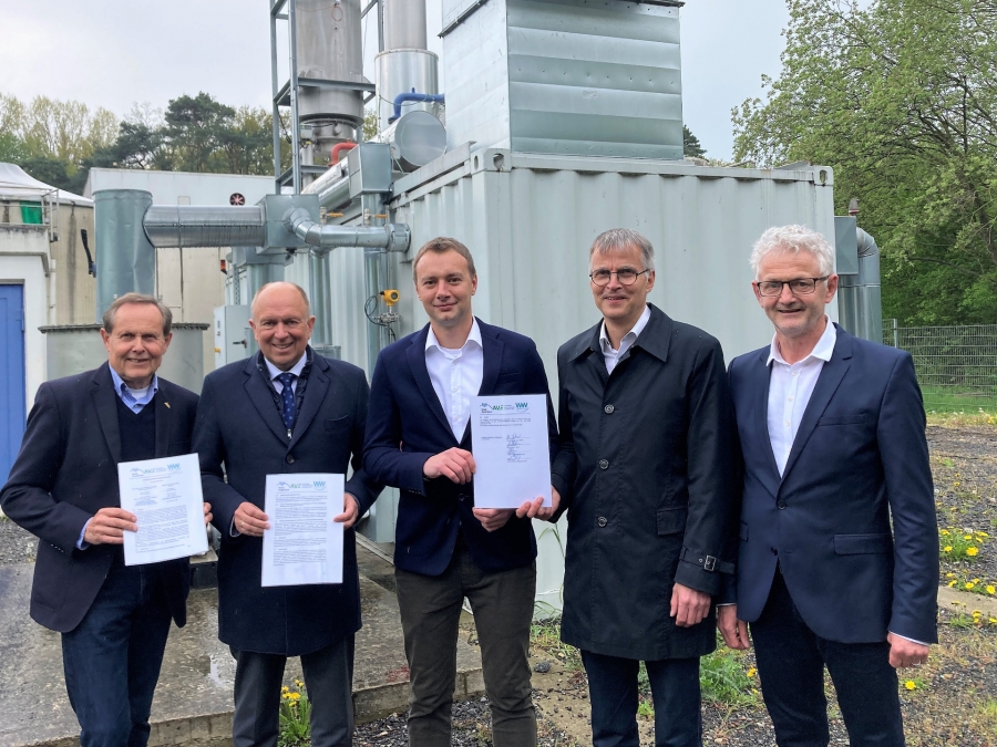 Im Entsorgungszentrum „Alte Schanze“ soll grüner Wasserstoff produziert werden. Meinolf Päsch (Aufsichtsratsvorsitzender A.V.E GmbH), Landrat Christoph Rüther, Steve Flechsig (WW-Innovationsmanager), Martin Hübner und Reinhard Kahmen (Geschäftsführung der A.V.E GmbH) haben jetzt eine gemeinsame Kooperationsver-einbarung zur Wasserstoffgewinnung im Entsorgungszentrum unterzeichnet